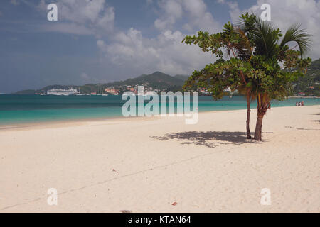 Spiaggia di sabbia e la baia. St George, Grenada Foto Stock