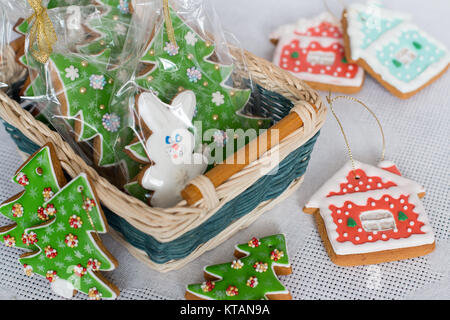 Nuovo Anno di panpepato decorate con glassa in un cestello. Natale in casa gingerbread cookie in un cesto di vimini. Natale e Anno Nuovo con scheda fr Foto Stock