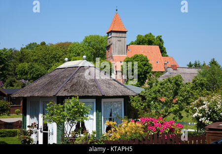 Il padiglione e la chiesa di Santa Caterina a Middelhagen, penisola Moenchgut, Ruegen isola, Meclemburgo-Pomerania, Mar Baltico, Germania Foto Stock