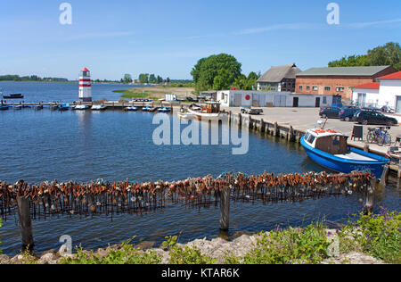 Rusty ancore al porto di villaggio di pescatori Waase, Ummanz Island, Parco Nazionale di Vorpommersche Boddenlandschaft, Ruegen isola, Mar Baltico, Germania Foto Stock