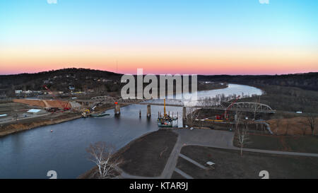 Vista aerea del 76 autostrada ponte Bull Shoals lake nel sud-ovest del Missouri dopo le inondazioni hanno ritirato. Foto Stock