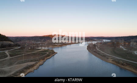 Vista aerea del 76 autostrada ponte Bull Shoals lake nel sud-ovest del Missouri dopo le inondazioni hanno ritirato. Foto Stock