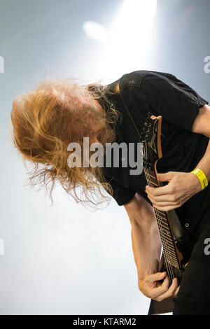 La svedese band grindcore Nasum esegue un concerto dal vivo presso il Danish music festival Roskilde Festival 2012. Qui il chitarrista Urban Skytt è visto dal vivo sul palco. Danimarca, 08/07 2012. Foto Stock