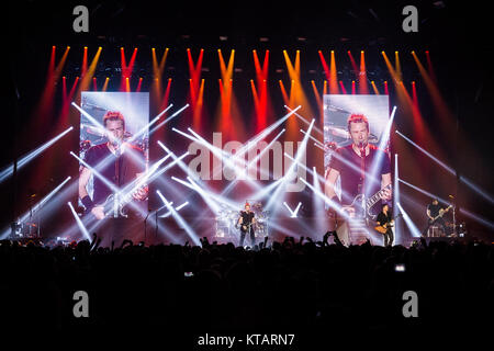 Il Ameriacan metalcore band Nickelback esegue un concerto dal vivo a Foum in Copenhagen. Qui la cantante e chitarrista Chad Kroeger è visto dal vivo sul palco. Danimarca, 13/11 2013. Foto Stock