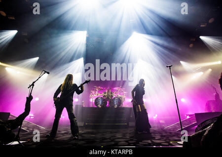 I Nightwish, il finlandese symphonic metal band, esegue un concerto dal vivo a Falconer Salen a Copenaghen. Qui la cantante Floor Jansen è visto dal vivo sul palco con il bassista Marco Hietala. Danimarca, 16/11 2015. Foto Stock