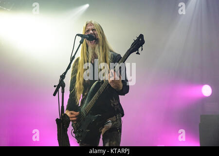 I Nightwish, il finlandese symphonic metal band, esegue un concerto dal vivo a Falconer Salen a Copenaghen. Qui il bassista Marco Hietala è visto dal vivo sul palco. Danimarca, 16/11 2015. Foto Stock