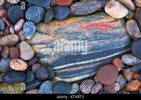 Rocce colorate che si trova lungo la riva del lago Superior presso Au Sable punto Pictured Rocks National Lakeshore e Penisola Superiore del Michigan.. Foto Stock