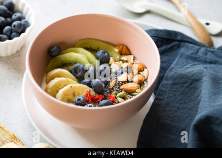 Varietà di frutta e i dadi su yogurt greco Foto Stock