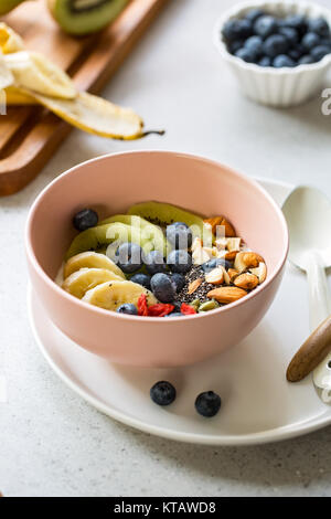 Varietà di frutta e i dadi su yogurt greco Foto Stock