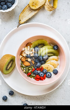 Varietà di frutta e i dadi su yogurt greco Foto Stock