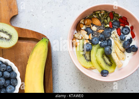 Varietà di frutta e i dadi su yogurt greco Foto Stock