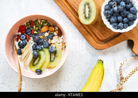 Varietà di frutta e i dadi su yogurt greco Foto Stock