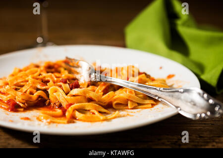 Primo piano della semi-mangiato tagliatelle al ragù bolognese Foto Stock