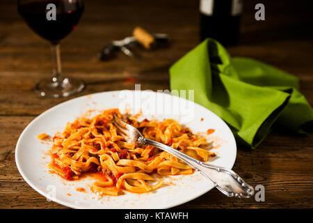 Semi-mangiato tagliatelle al ragù bolognese e vino rosso Foto Stock