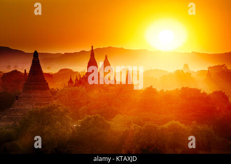 Bagan tempio durante l ora d'oro Foto Stock