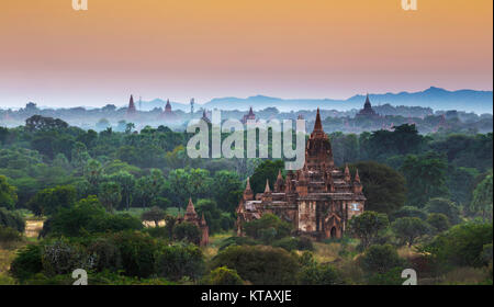 Bagan tempio durante l ora d'oro Foto Stock