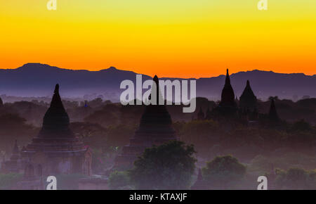 Bagan tempio durante l ora d'oro Foto Stock