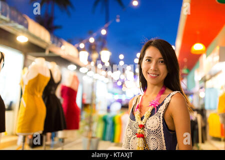 Giovane donna shopping al mercato notturno in Thailandia Foto Stock