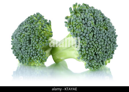 Brokkoli Broccoli frisch Freisteller freigestellt isoliert vor einem weissen Hintergrund Foto Stock