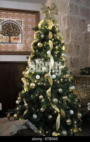 Un albero di Natale completamente decorato esposto all'entrata del nuovo Imperial Hotel nella città vecchia Gerusalemme Est Israele Foto Stock