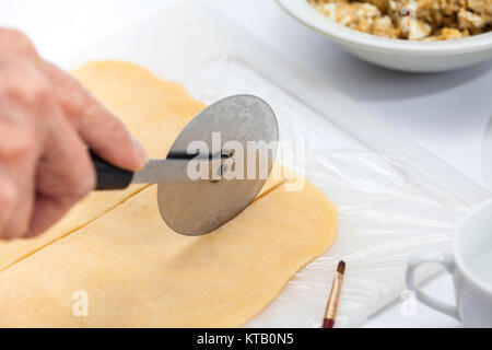 Ravioli preparazione : il taglio di pasta in strisce Foto Stock