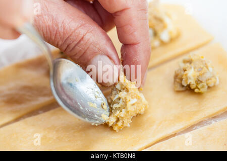 Ravioli preparazione : ravioli ripieni di strisce di pasta Foto Stock