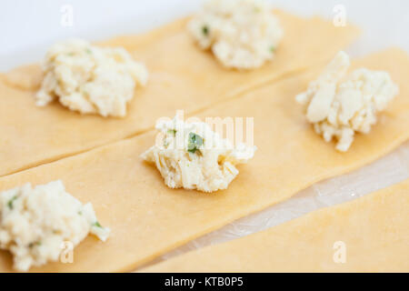 Ravioli preparazione : ravioli ripieni di strisce di pasta Foto Stock