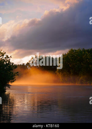 La nebbia al tramonto sul Canale Erie vicino a Utica, New York Foto Stock