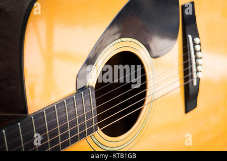 Giallo in legno classico chitarra acustica Foto Stock
