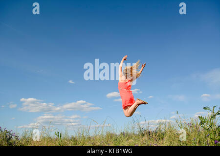 Frau macht Freudensprung Foto Stock