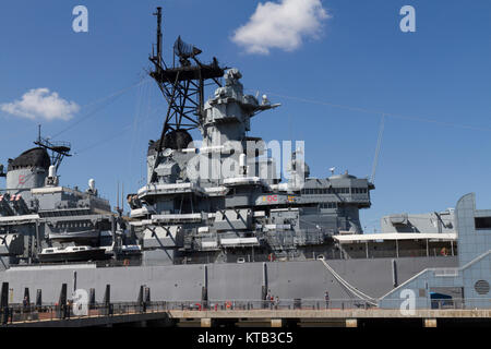 La Corazzata New Jersey, ormeggiato sul fiume Delaware, Camden, NJ, Stati Uniti. USS New Jersey (BB-62) è un Iowa-classe corazzata. Foto Stock