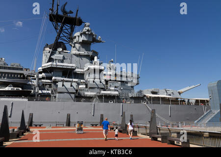 La Corazzata New Jersey, ormeggiato sul fiume Delaware, Camden, NJ, Stati Uniti. USS New Jersey (BB-62) è un Iowa-classe corazzata. Foto Stock