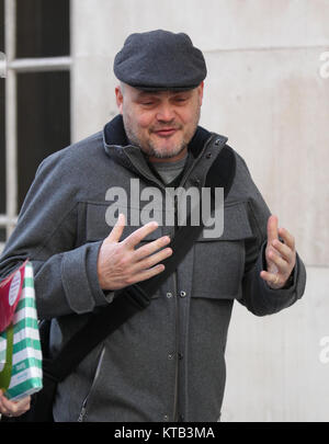 Londra, Regno Unito. Il 15 dicembre, 2017. Al Murray comico visto fuori e circa a Londra Foto Stock