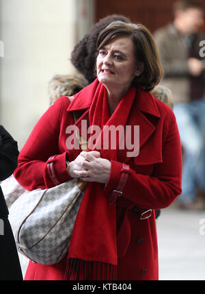 Londra, Regno Unito. Xviii Dicembre, 2017. Cherie Blair ascoltando i bambini Christmas Carol le prestazioni al di fuori della BBC Studios di Londra Foto Stock