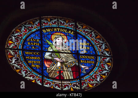 Magnifiche vetrate colorate nella cattedrale di San Secondino - Chiusi , Toscana Foto Stock