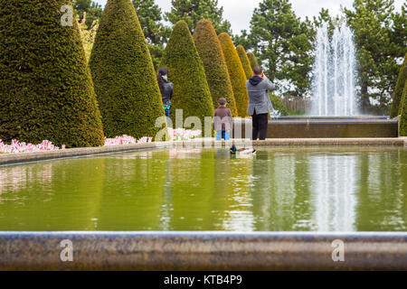Mamma, papà e il loro figlio nel parco Foto Stock