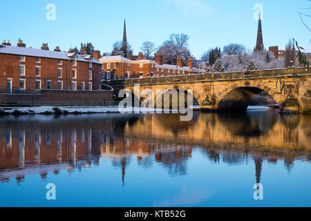 Inverno a inglese ponte sopra il fiume Severn, Shrewsbury, Shropshire, Inghilterra, Regno Unito Foto Stock