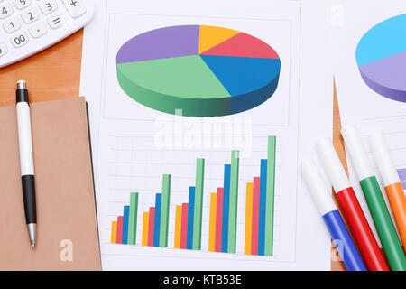 Tabella dei colori dei documenti stampati con la penna e il pc portatile, calcolatrice Foto Stock