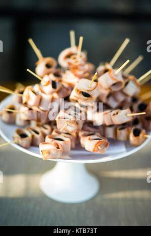 Deliziosi crostini sulla piastra bianca. close-up. Foto Stock