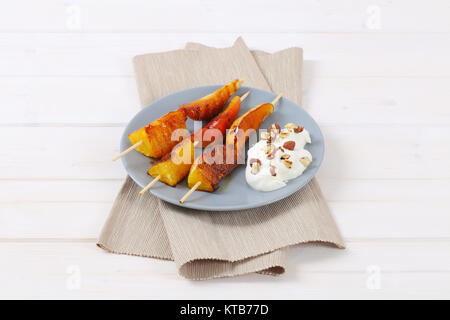 Pera e arancia spiedini con yogurt dip Foto Stock