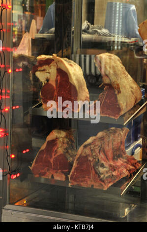 Giunti o tagli di carne rossa in un finestra di macellai per la vendita sul mercato di Borough di Southwark, Londra. Soddisfare fresco e norcineria nelle articolazioni per mangiare bistecche Foto Stock