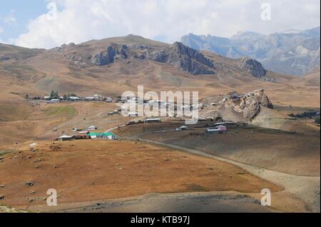 Villaggio di montagna di Cek in Azerbaigian. Foto Stock