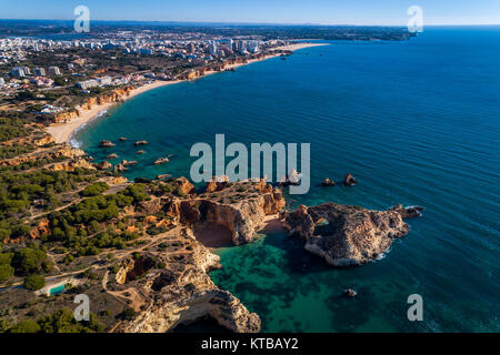 Vista aerea del litorale con belle spiagge lungo la città di Portimao Algarve, PORTOGALLO Foto Stock