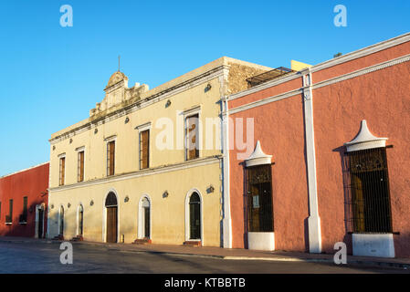 Colorata Architettura in Valladolid, Messico Foto Stock