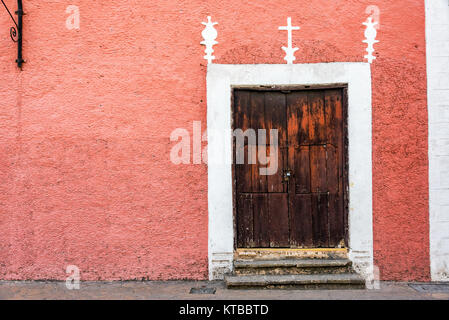 Edificio in stile coloniale e la porta Foto Stock