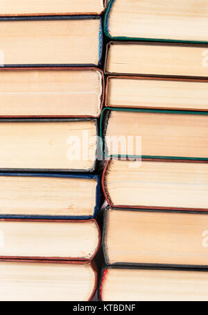 Sfondo di due pile di libri antichi Foto Stock