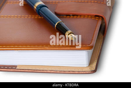 Closeup penna stilografica sulla parte superiore del notebook chiuso Foto Stock