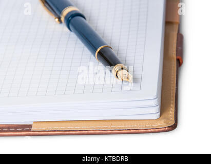 Closeup penna stilografica sulla parte superiore del notebook aperto Foto Stock