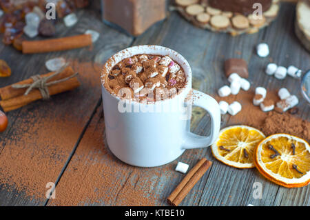 Bere cioccolata calda con marshmallows in una tazza bianca Foto Stock