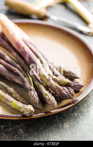 Freschi asparagi viola. Foto Stock